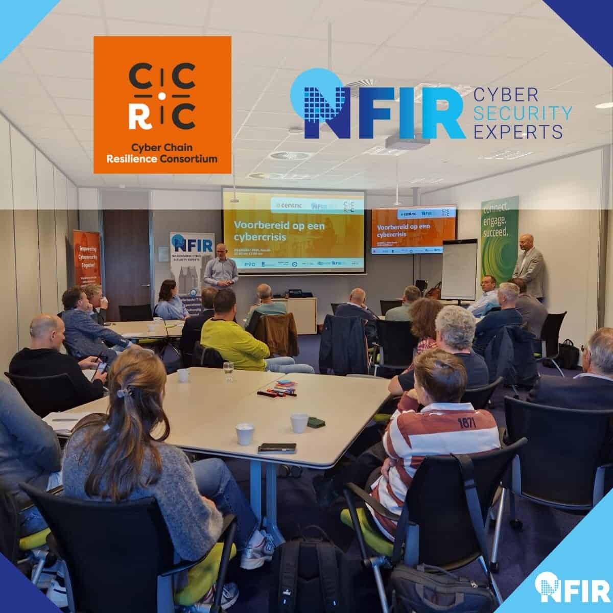 Deelnemers nemen deel aan een seminar over cyberbeveiliging in een vergaderzaal, waar presentatoren praten over de aanpak van incidenten in de buurt van schermen waarop een presentatie over de paraatheid bij cybercrises wordt getoond. Logo's zijn zichtbaar op muren en schermen.