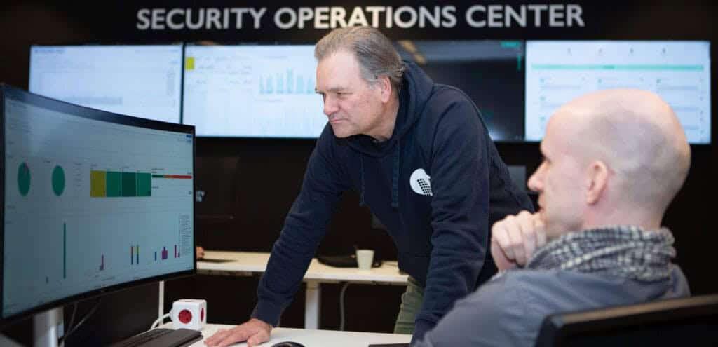 Experts in een Security Operations Center (SOC) aan het werk