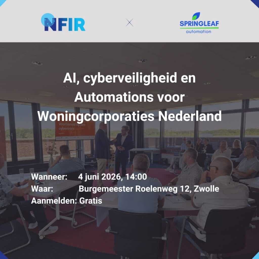 Mensen wonen een presentatie bij in een vergaderzaal met grote ramen. Overlappende tekst promoot een evenement over AI, automatisering en cyberveiligheid voor Nederlandse woningcorporaties.